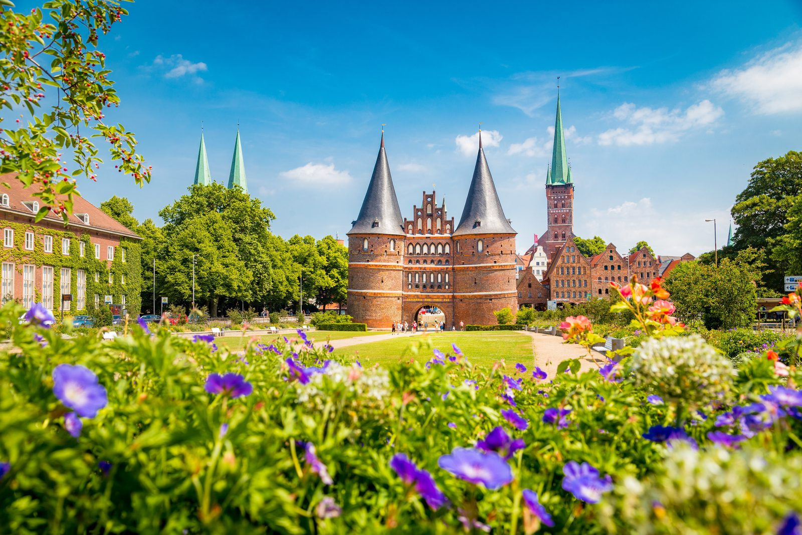 Moderne Solaranlage in Lübeck von ENASOL auf einem Hausdach zur nachhaltigen Stromerzeugung.