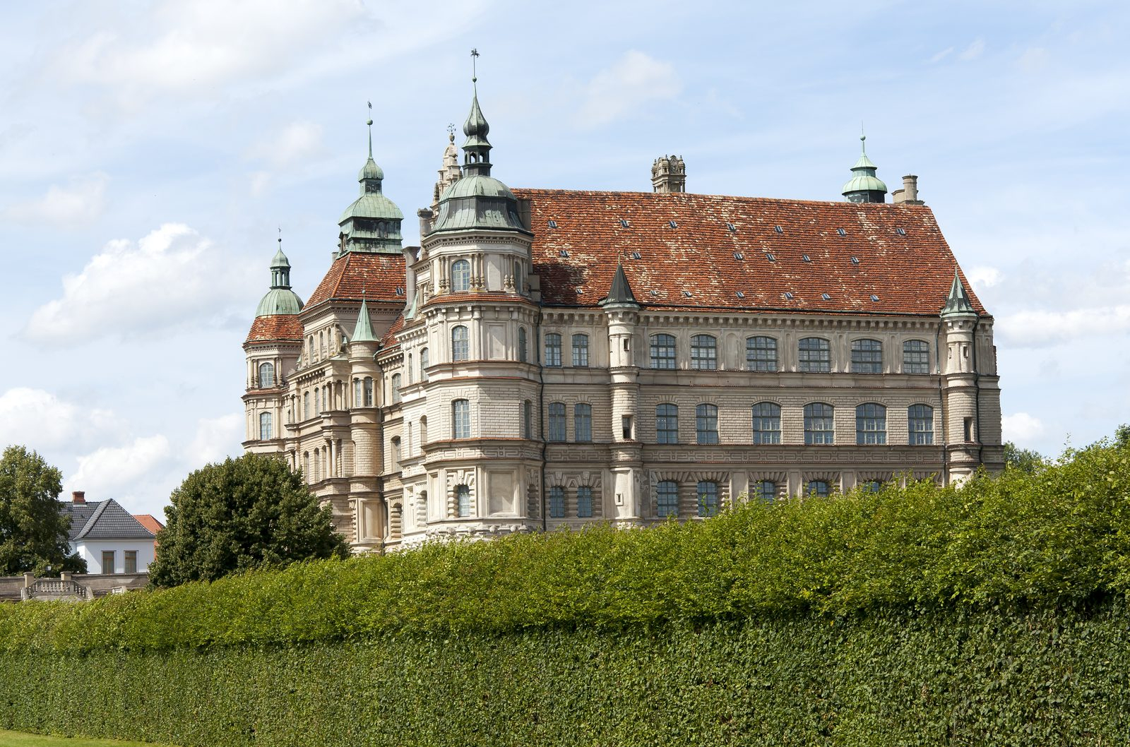 Schlüsselfertige Photovoltaik in Güstrow von ENASOL auf einem Einfamilienhaus zur Stromkostensenkung.