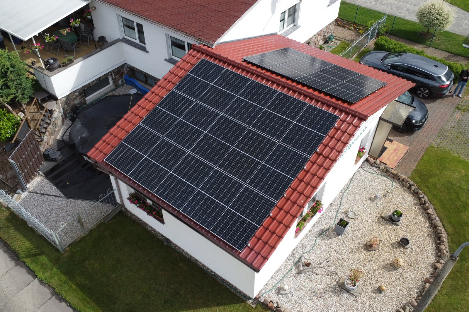 Von ENASOL installierte Photovoltaikanlage auf dem Satteldach eines Einfamilienhauses in Rostock