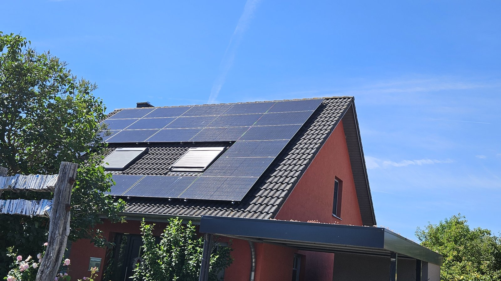 Einfamilienhaus im Schweriner Raum mit vollflächig belegtem Satteldach und schwarzen Photovoltaikmodulen