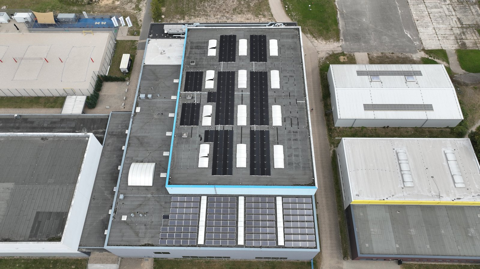 Luftaufnahme der Palmberg Arena in Schwerin mit Photovoltaikanlagen auf den Hallendächern